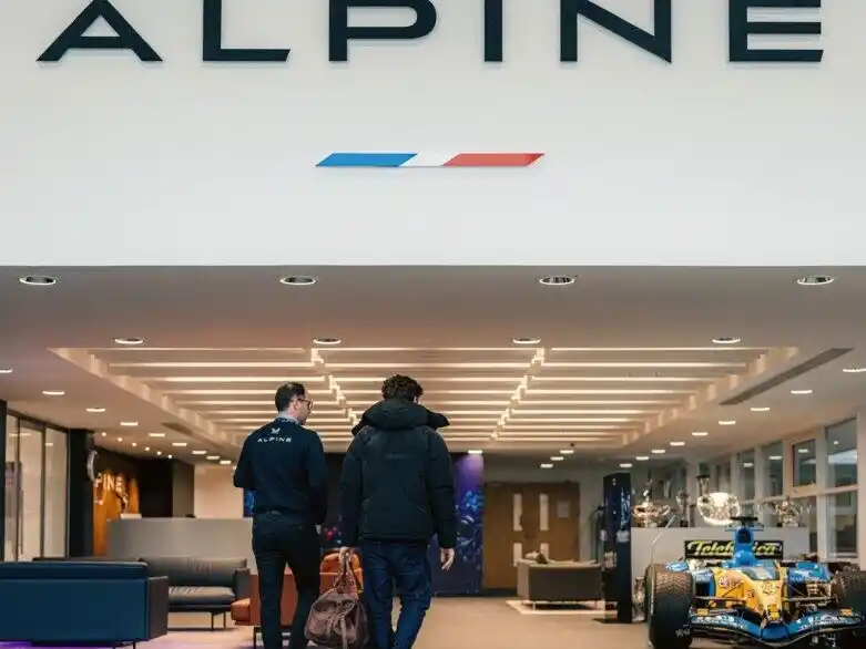 Colapinto ya visitó la sede de su nuevo equipo.