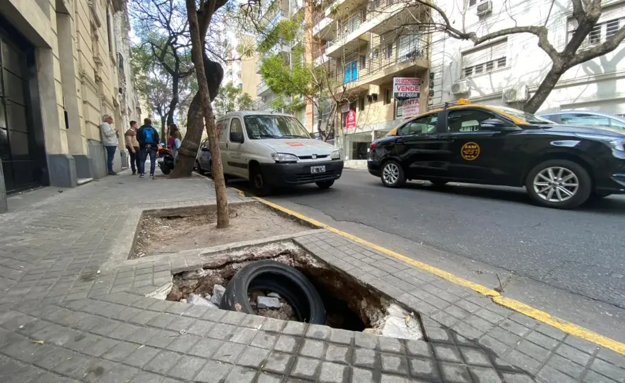 Se generó un gran pozo sobre la vereda, y en plena parada de colectivos