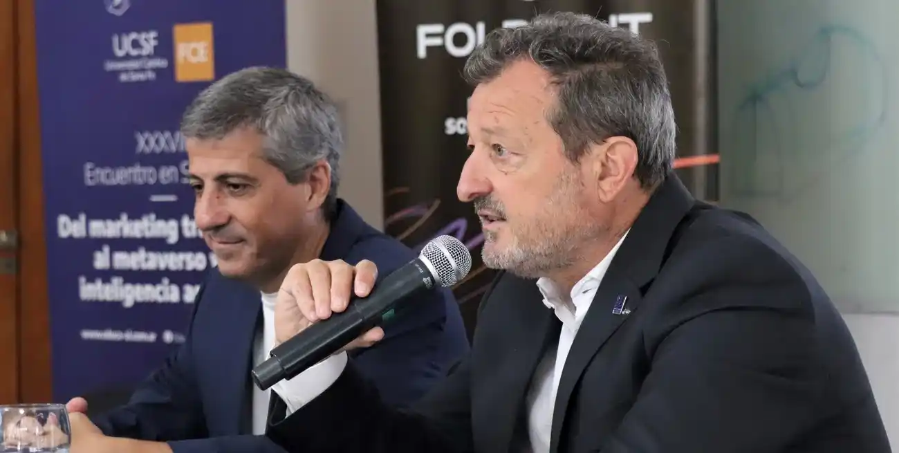 Antonio Bertolino, CEO de Folder IT y Horacio Alesandría, decano de la Facultad de Ciencias Económicas de la UCSF.