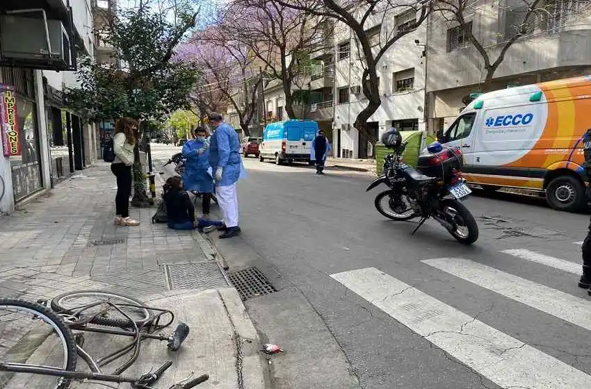Dos heridos tras un choque entre una moto y una bicicleta en pleno centro
