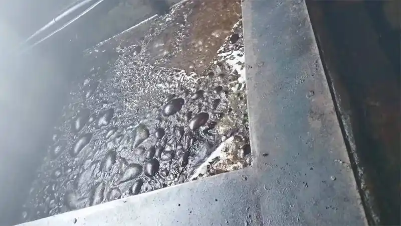 Un hombre murió al caer en tambor con agua hirviendo mientras pelaba un chancho