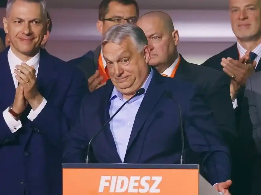 La participación electoral alcanzó niveles récord, marcando un cambio significativo en el panorama político húngaro, con una proyección de mayoría opositora en el futuro inmediato. Foto: Reuters / Bernadett Szabo.