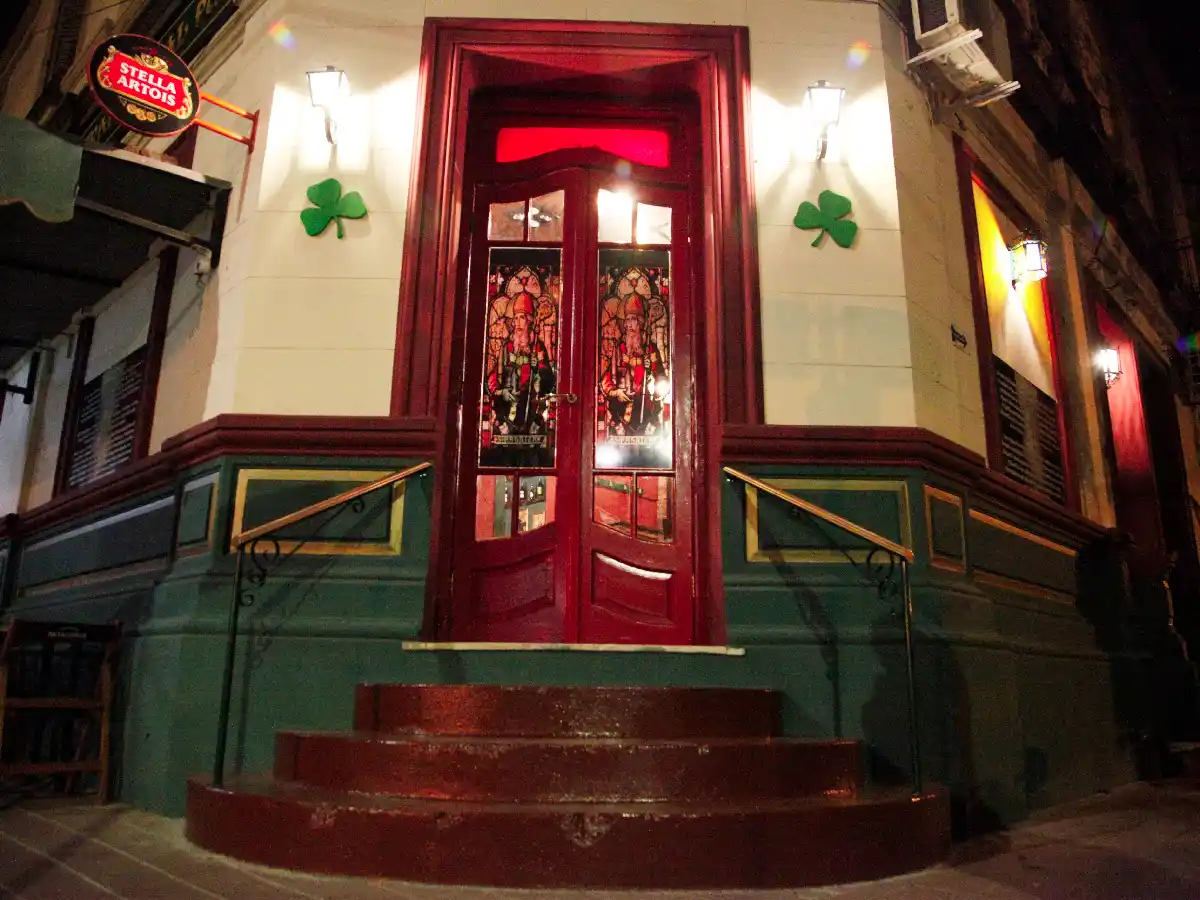 Leprechaun: donde duendes, santos y mortales se juntan a beber
