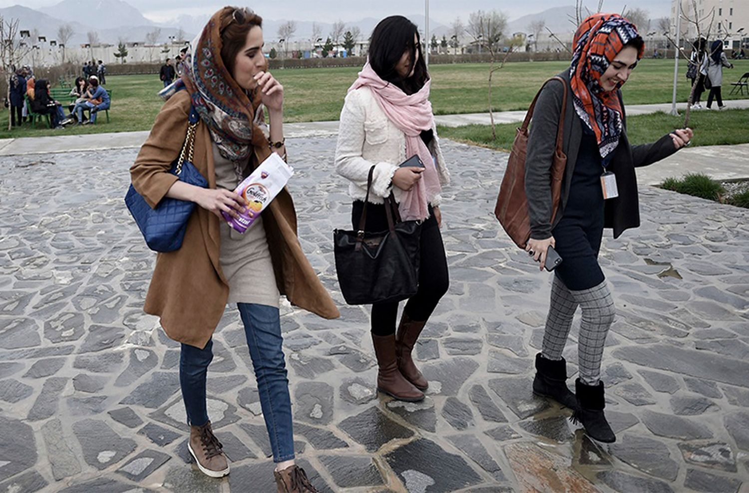 Algunas mujeres volvieron a sus trabajos a dos semanas de la llegada de los talibanes