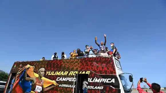 LA REINA DEL SALTO DE ORO: Yulimar Rojas llegó a Venezuela para celebrar sus triunfos