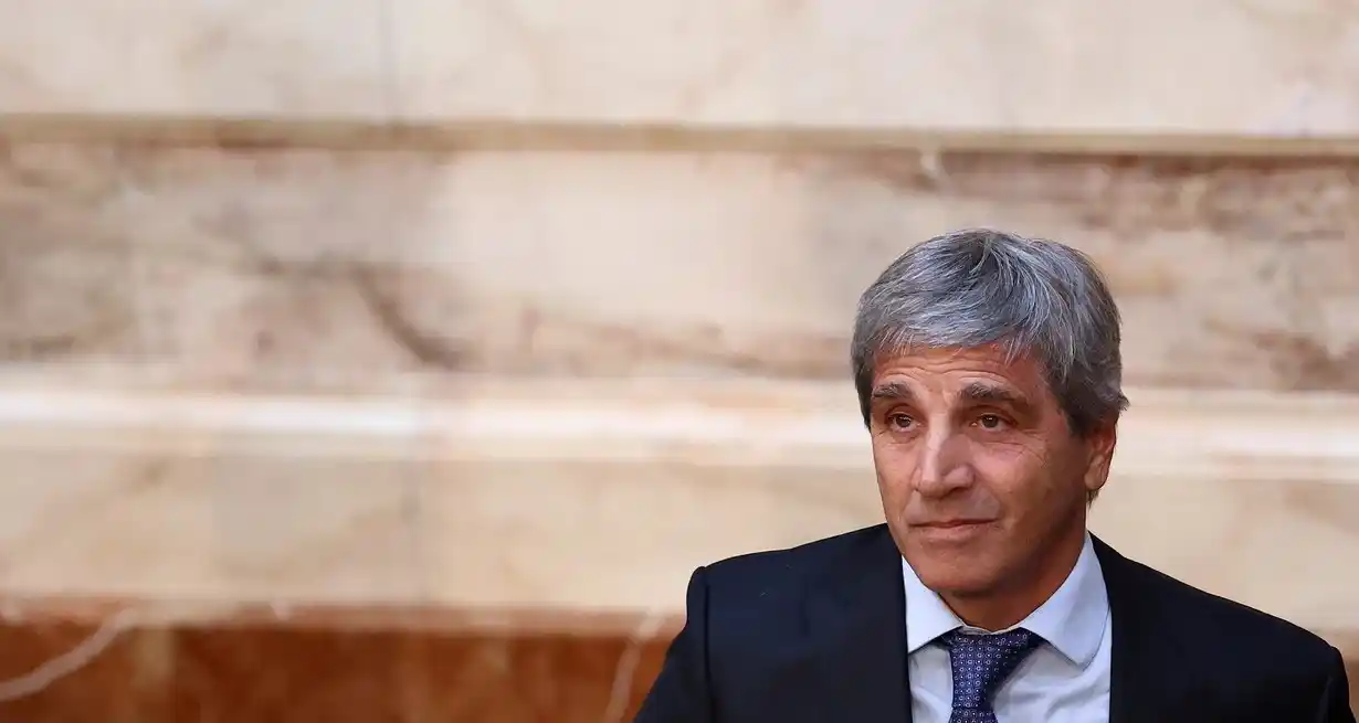 Luis Caputo puso en línea el impuesto al cheque, las retenciones y el mayor recurso de las provincias considerados los más distorsivos del escenario económico nacional. Foto: REUTERS / Agustin Marcarian.