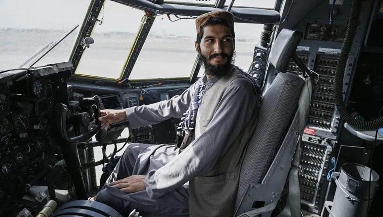 Los talibanes "pasean un cadáver" colgado de un helicóptero de Estados Unidos