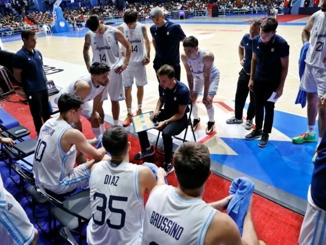 Argentina ganó en Cuba y ahora recibe a los caribeños. Nicolás Casalánguida le devuelve el puesto de entrenador principal a Pablo Prigioni.Foto:fiba.basketball .