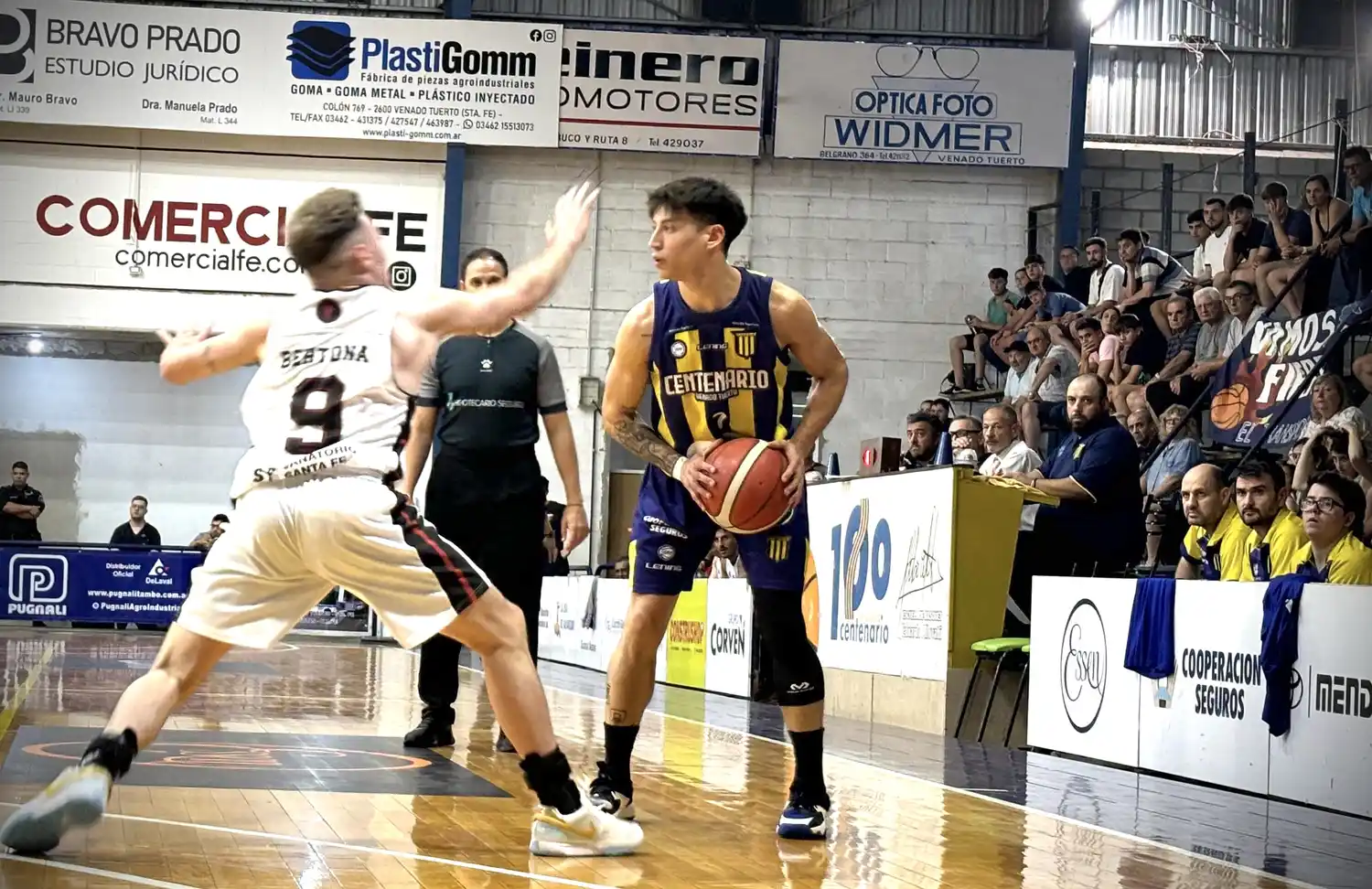 Federico De Miguel con el balón, gran figura de Centenario. Foto: Prensa Centenario
