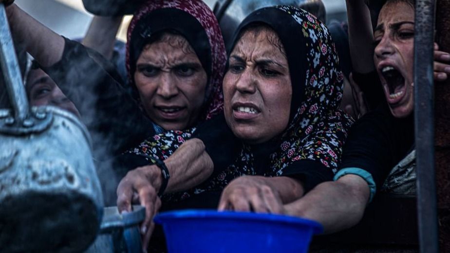 Las mujeres de Gaza buscan desesperadamente comida.