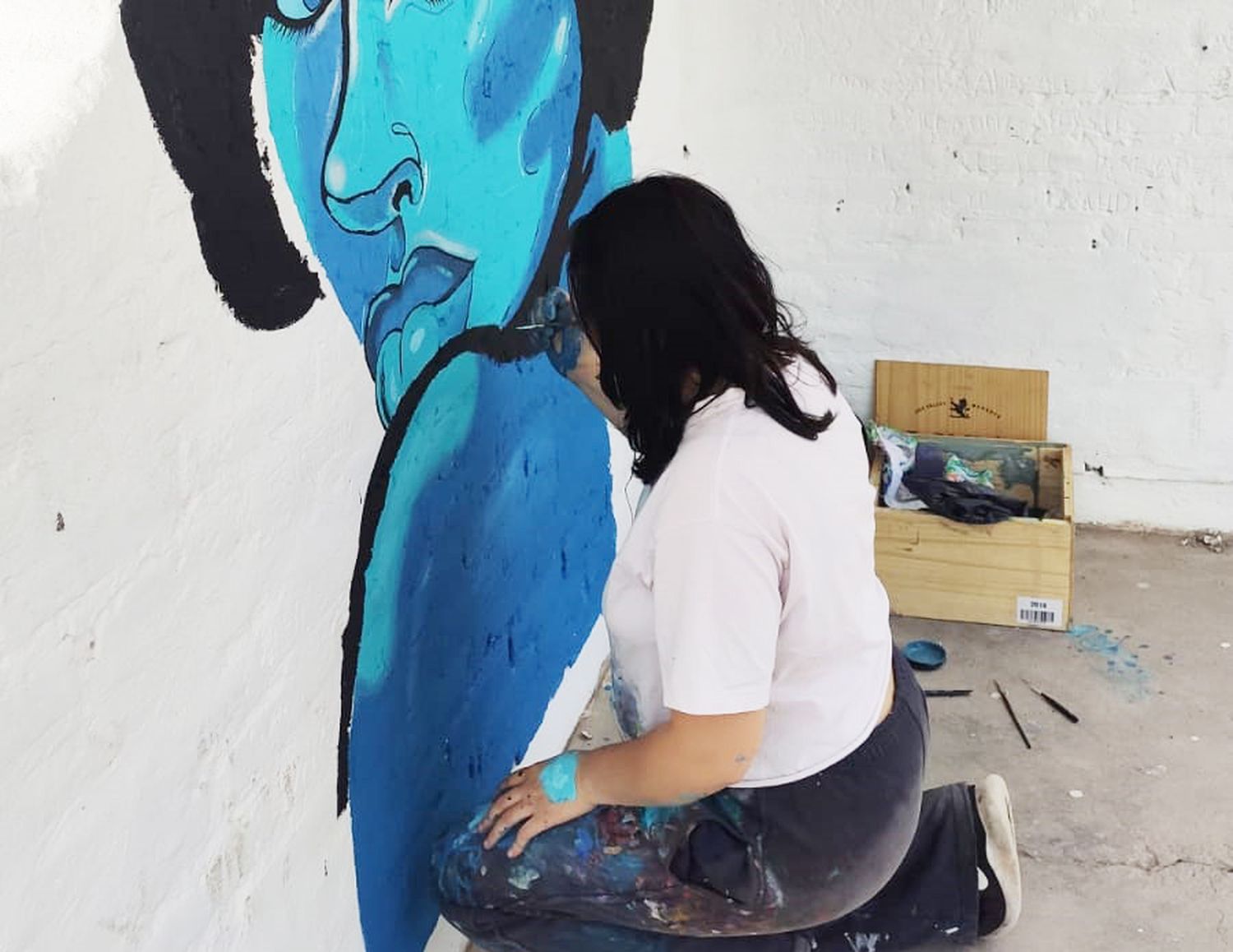 Con 18 años decidió pintar las garitas de micros para ver más linda a su ciudad