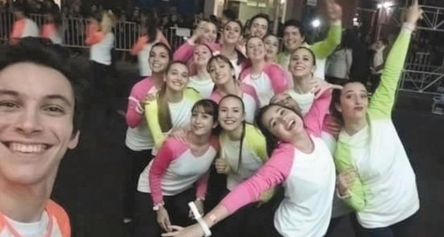 > Bailarinas en la apertura de Tinelli