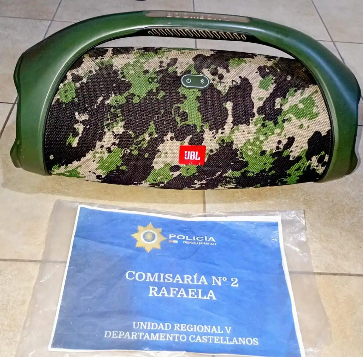 Cargaba un bulto sospechoso en el hombro, hasta que llegó la policía