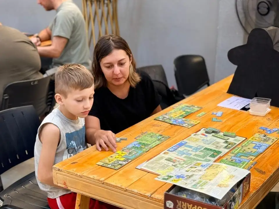 Entre dados, cartas y tableros, grandes y chicos pusieron en práctica habilidades fundamentales. Foto: MVT