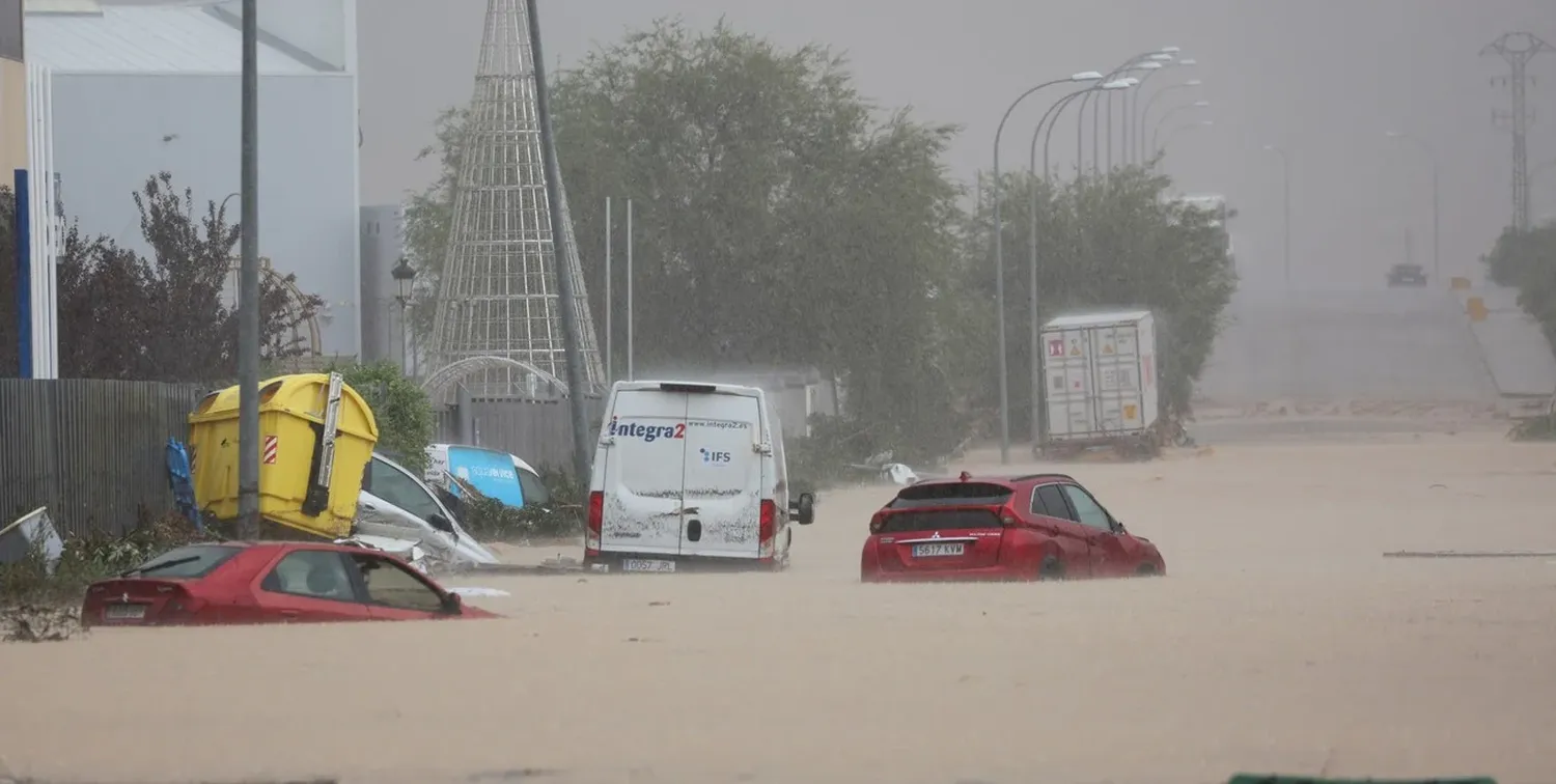 Los vehículos cubiertos por el agua en Toledo. Crédito: Isabel Infantes / Reuters