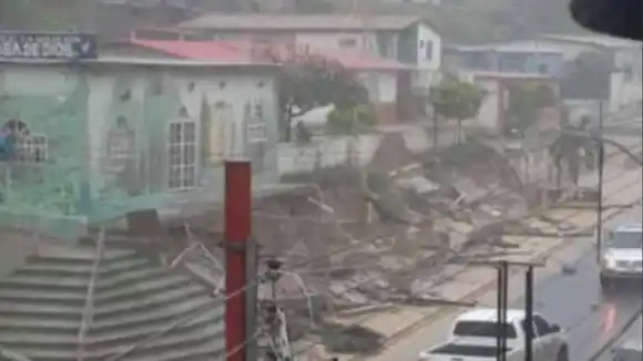 ¡SE DERRUMBÓ UNA VIVIENDA! Lluvias cobran la vida de un niño en Guanta