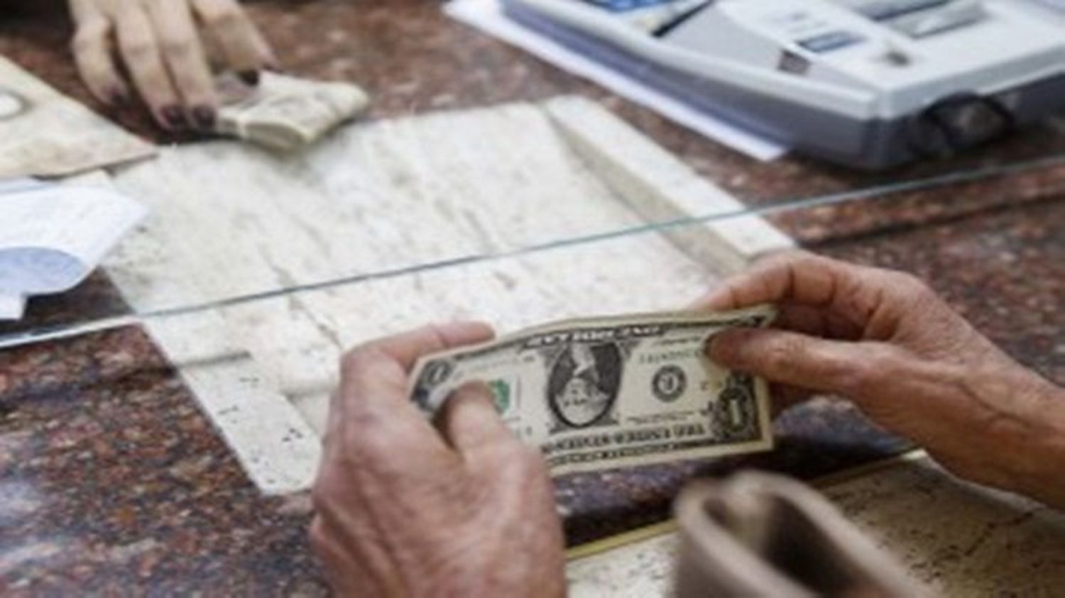 POR DEBAJO DE LA MESA: el régimen aumenta el salario mínimo a menos de dos dólares mensuales