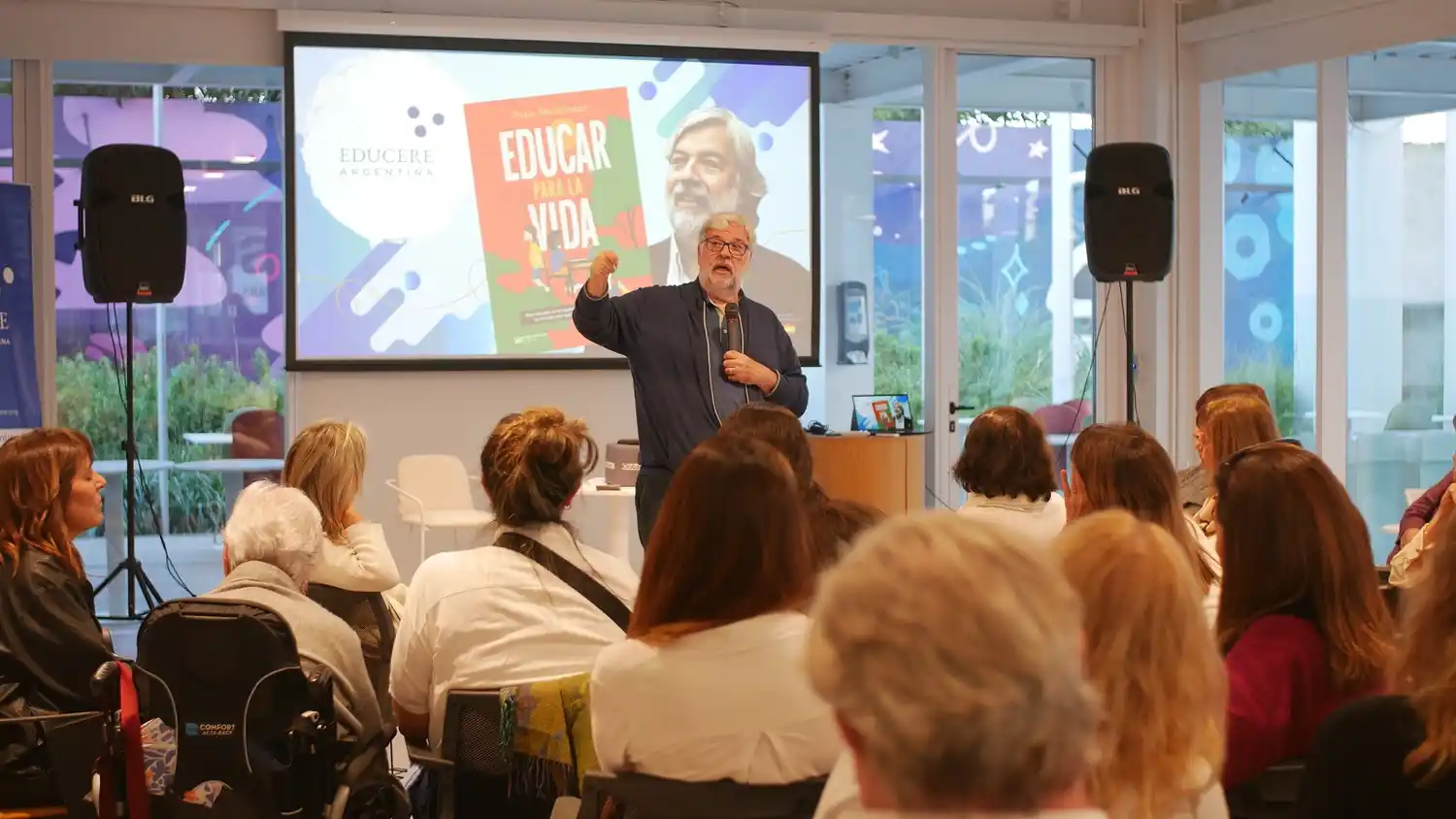 Pepe Menéndez, escritor catalán presentó su libro en Globant. (Foto gentileza Juan Manuel Estay).