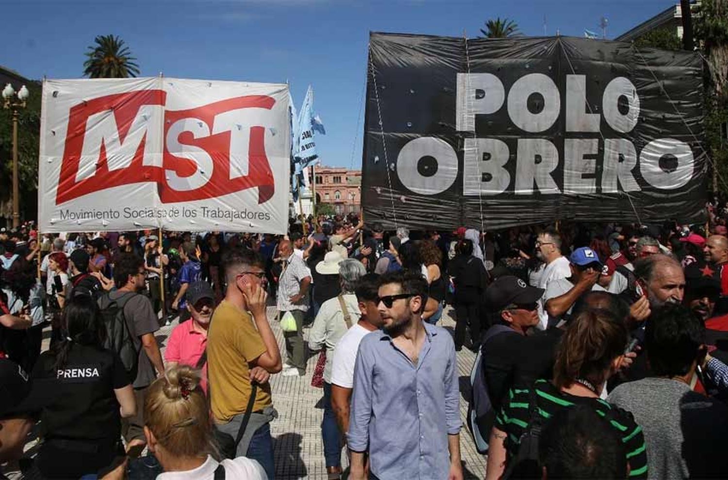 Día de protesta: tras los incidentes y el cruce con la Policía de Buenos Aires, piqueteros marcharon a Casa Rosada