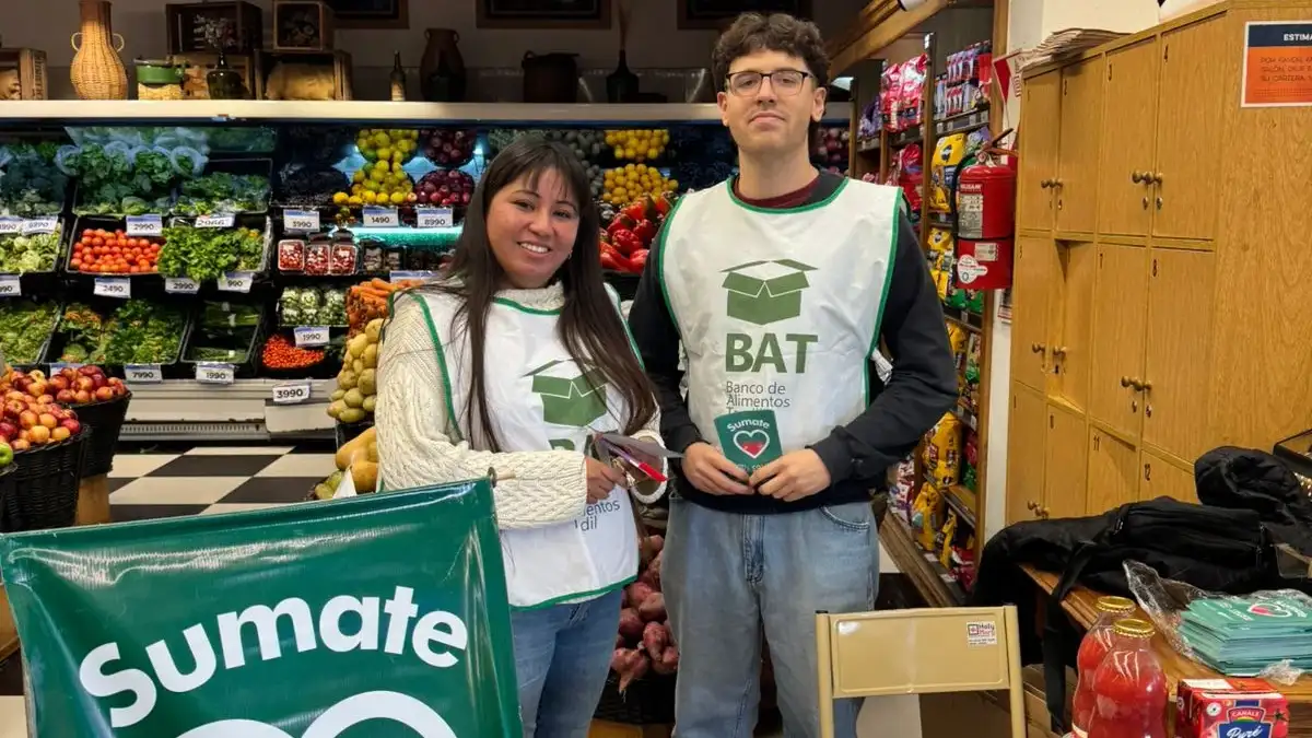 Voluntarios del Banco de Alimentos Tandil estuvieron presentes en los supermercados de la ciudad durante la campaña solidaria.