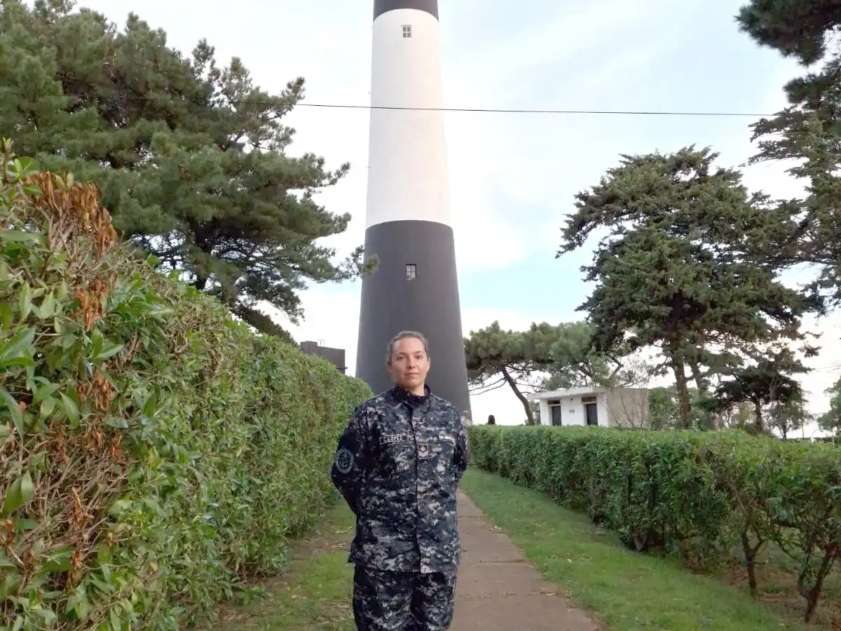 En el Faro de Quequén.  Carolina trabaja en un equipo cinco personas