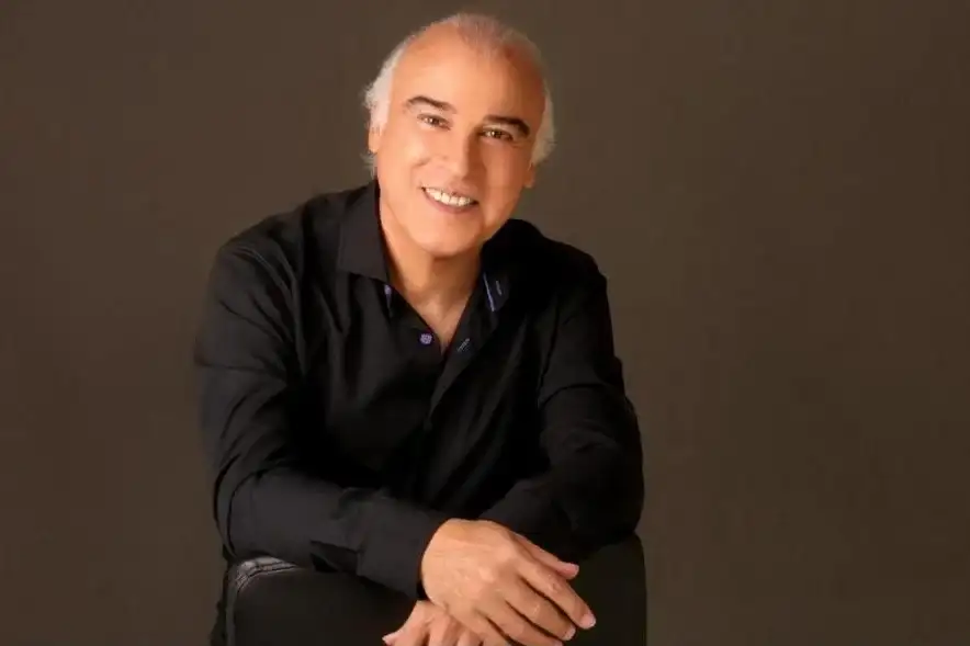 Acompañado por su banda en vivo, el artista ofrecerá un repertorio que reunirá sus principales clásicos como intérprete.
