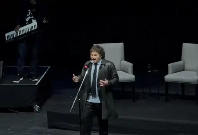 Javier Milei cumplió el sueño de ser un rockstar y presentó su último libro ante un Luna Park colmado
