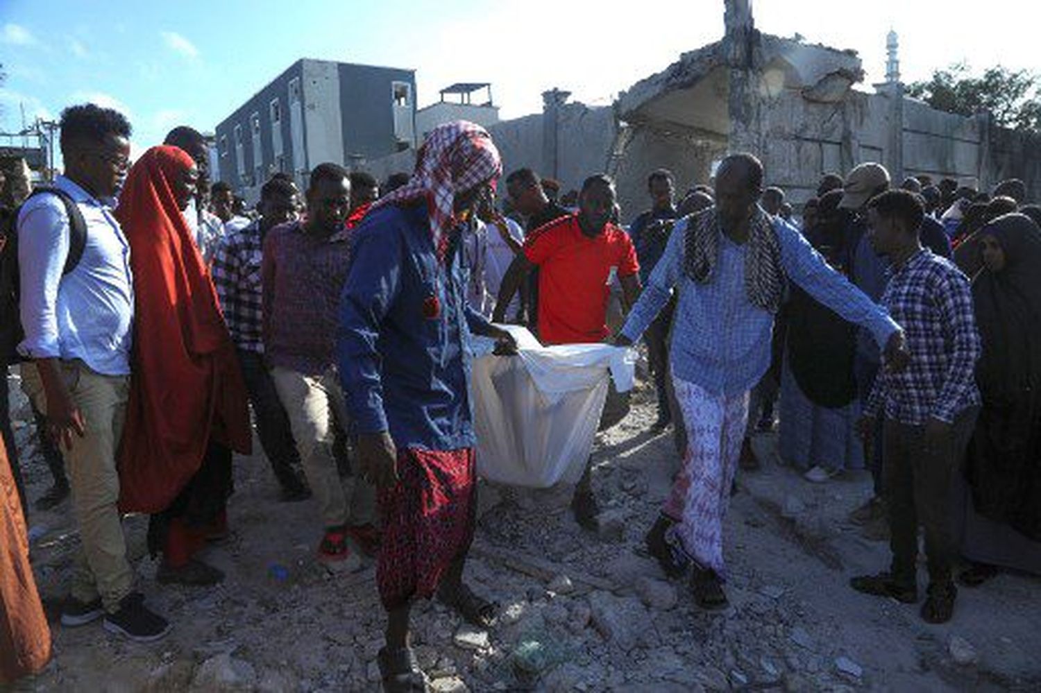 ¡ESCALOFRIANTE! Doble atentado con coches bomba en Somalia deja al menos 100 muertos
