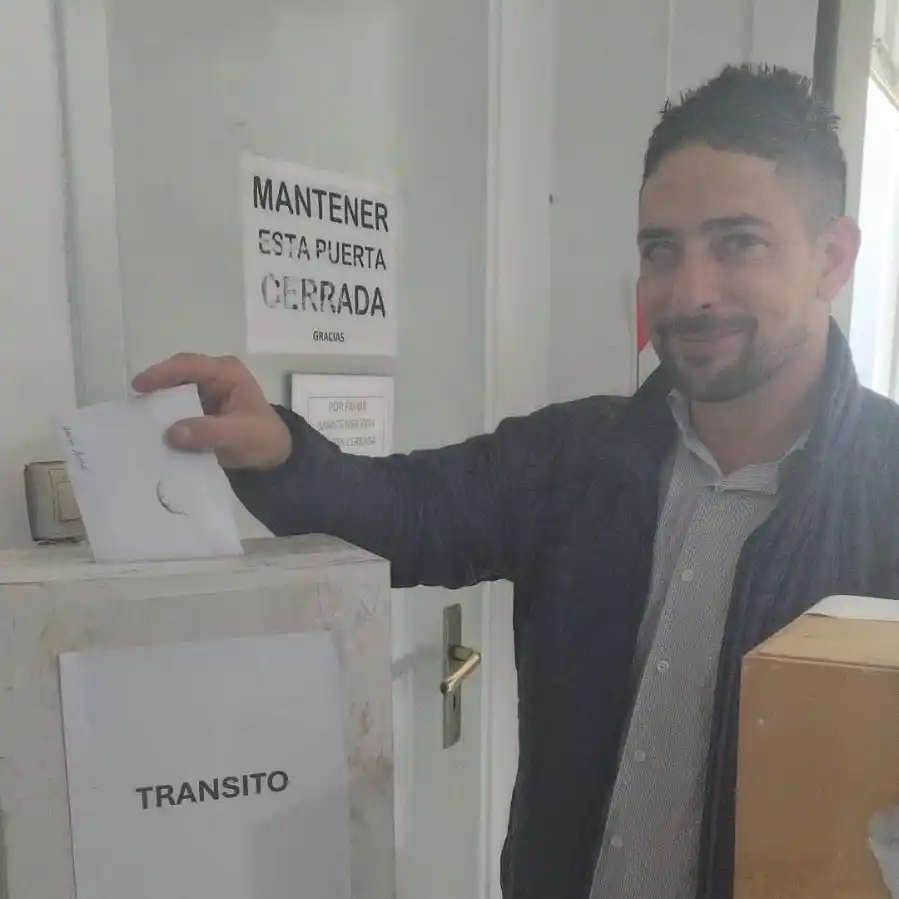Gastón Díaz votando STM