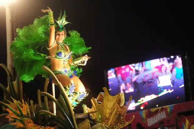 Dos pantallas gigantes en el corsódromo