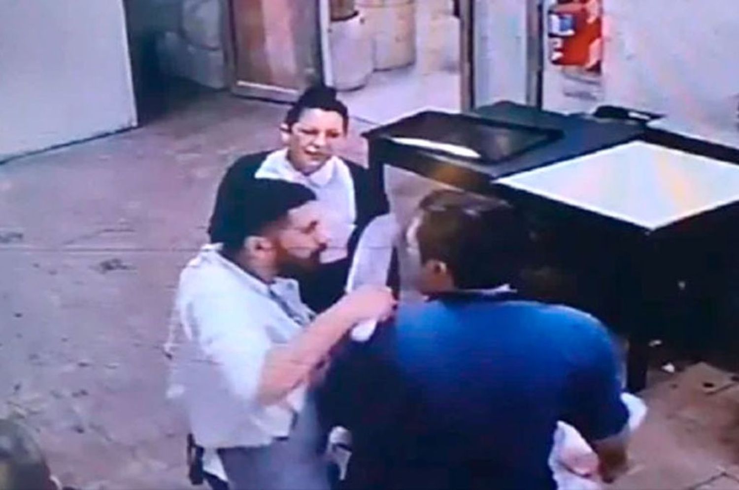 Chef amenaza a un empleado con un cuchillo