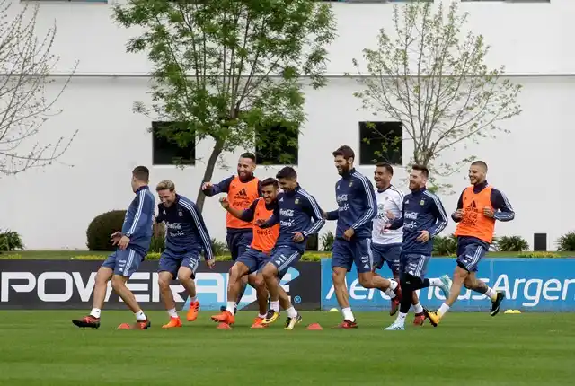De cara al choque ante Perú, Sampaoli probó diversas alternativas
