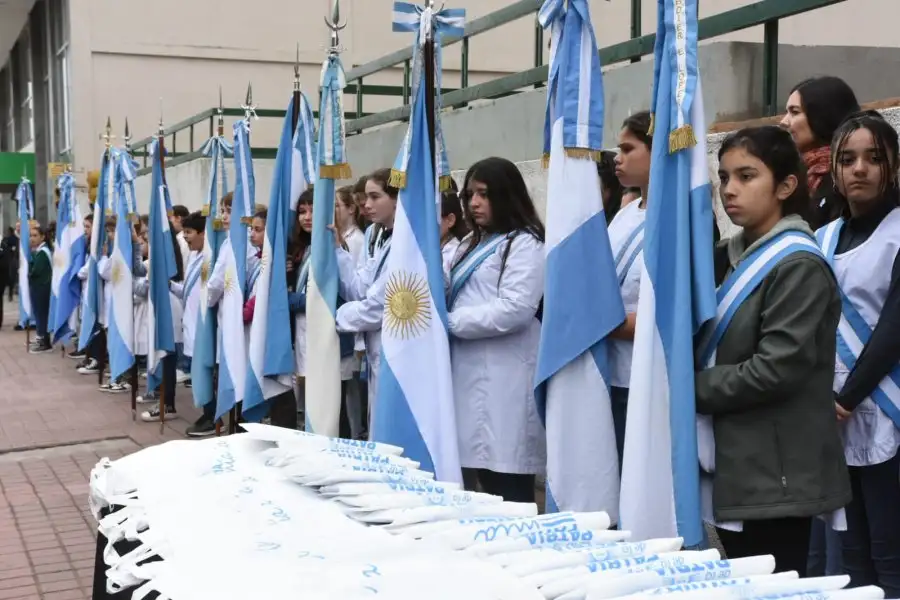 Alumnos y alumnas de cuarto grado de las escuelas de la ciudad y zona prometieron lealtad a la Bandera Nacional.