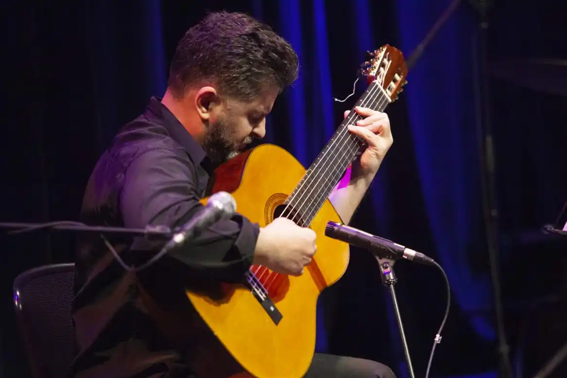 Guitarra que hoy abraza a Entre Ríos. Hoy: Hugo Rivas