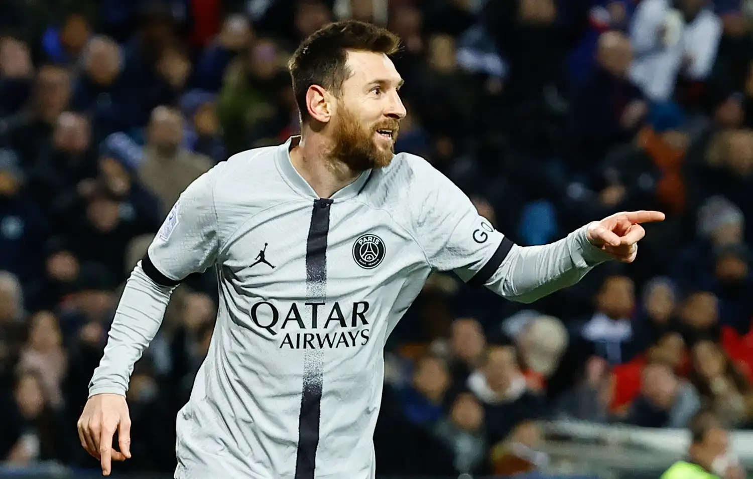 Messi busca a Fabián Ruiz, de gran participación en el gol del 2-0.