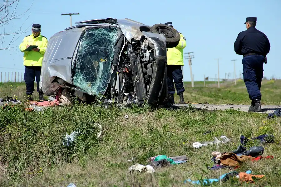 Madre e hijo mueren en un terrible vuelco en Ruta 14