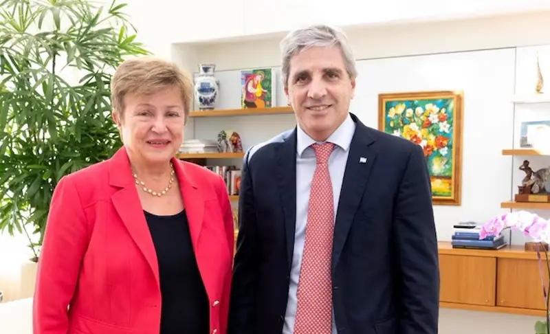 Luis Caputo se reunió con Kristalina Georgieva en Davos en la antesala de la nueva revisión del FMI