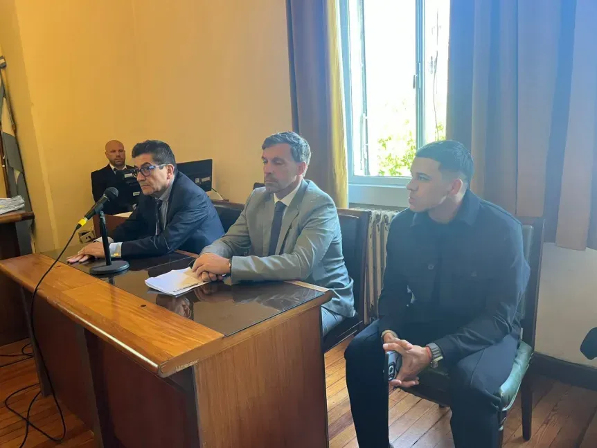 El uruguayo Diego García escuchando su condena por abuso sexual a una jugadora de hockey de Estudiantes .