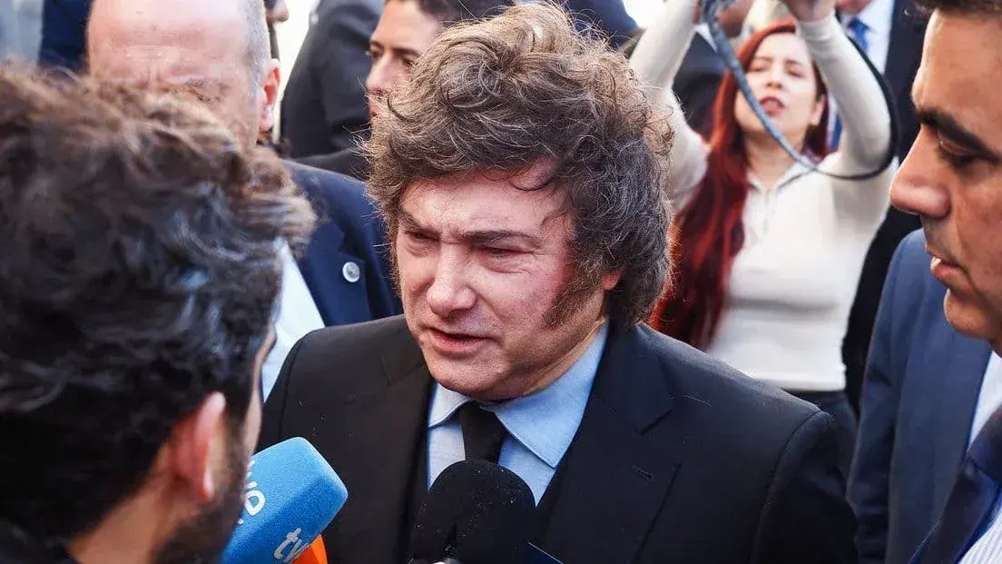 Javier Milei protagonizó un tenso cruce con un periodista español por la frase “no llegar a fin de mes”: "Amo tu corazón, pero no puedo respetar tu cerebro."