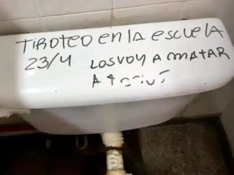 Por las amenazas de tiroteo, una escuela prohibió las mochilas y pide que lleven los útiles en una bolsa transparente