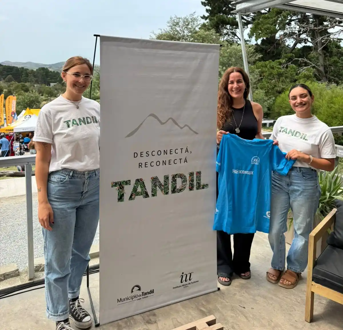 Desde la Dirección de Turismo brindaron información sobre paseos y atractivos locales a los participantes del Cruce Tandilia.