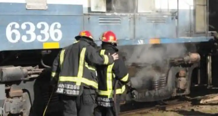 Incendio en una locomotora que empujaba a otra sobre las vías