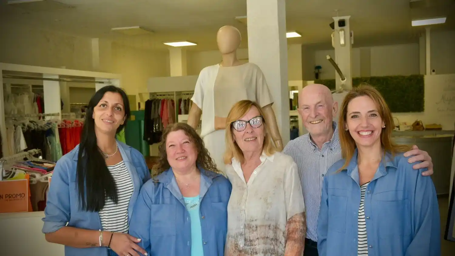 : José Dutruel y Mariela Bachmeier, junto al equipo que los acompaña día a día en el local.