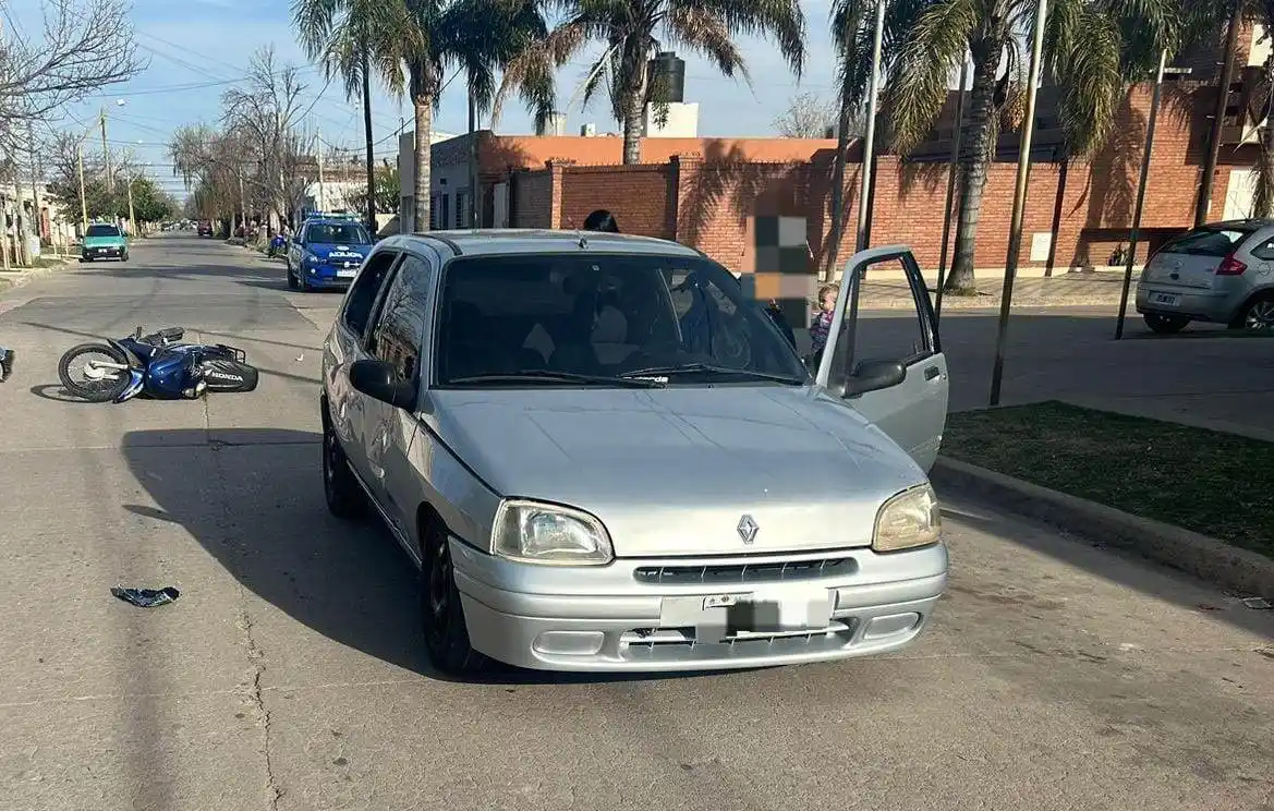 Una adolescente con fractura tras choque entre moto y auto