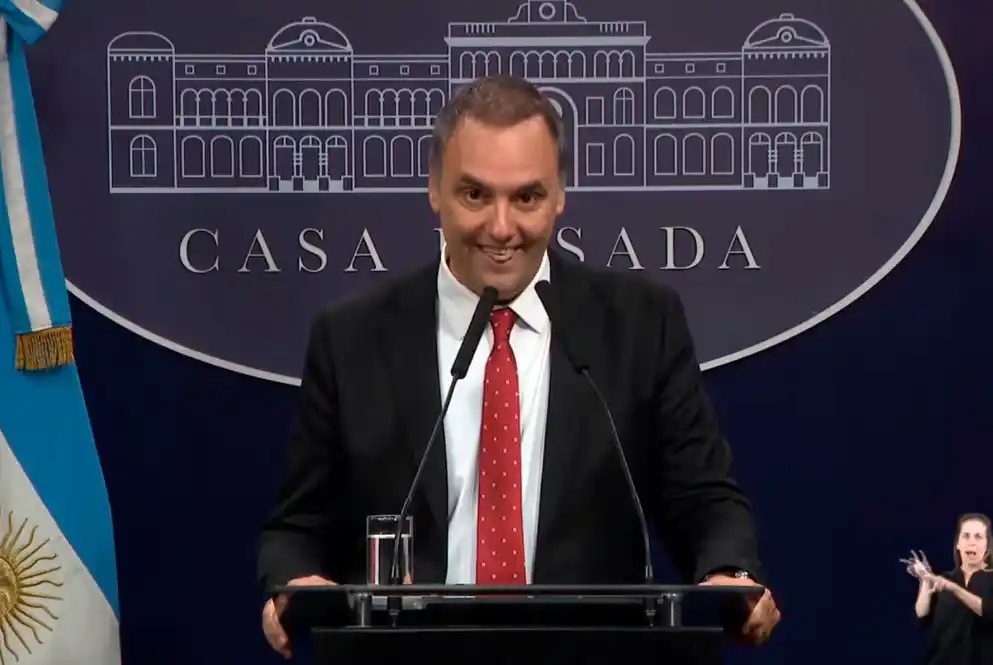 En medio del escándalo por viajes y propiedades, Adorni brindó una conferencia de prensa