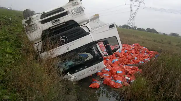 Volcó un camión en ruta 14 que viajaba hacia Misiones 