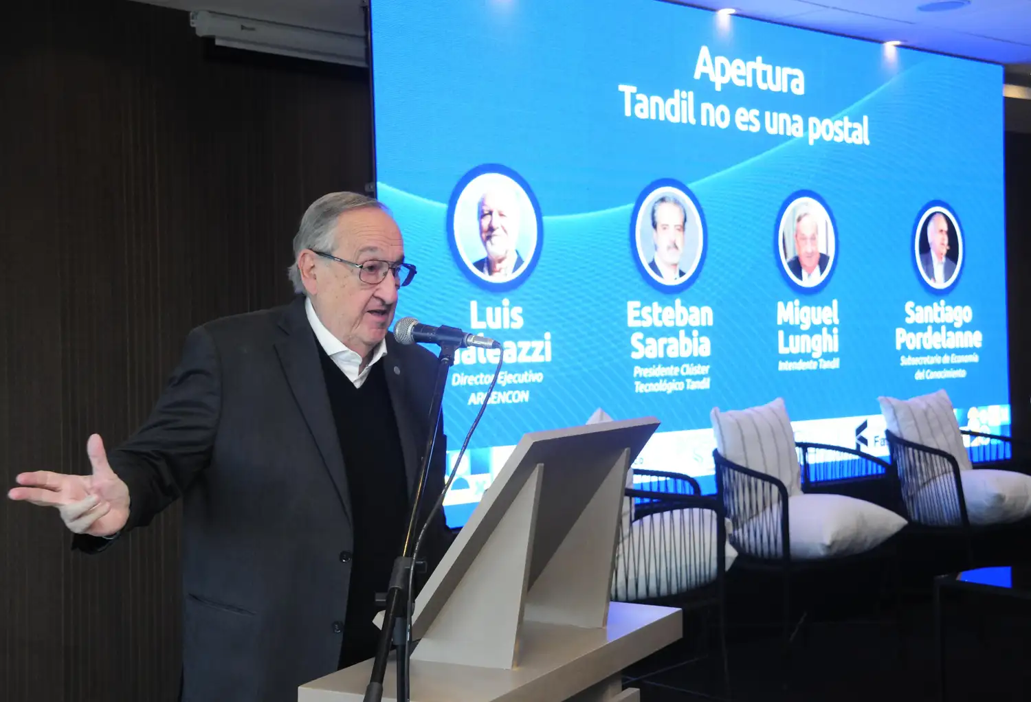 “Tenemos diferencias, tenemos ideas distintas, pero tenemos algo que el país está perdiendo, que es diálogo y consenso", dijo Lunghi