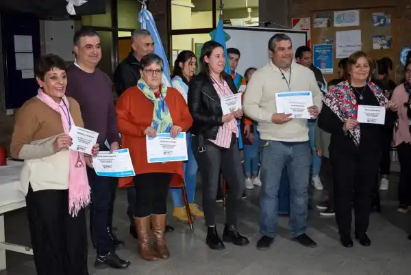 Entrega de diplomas a los egresados del Plan Fines en nuestra ciudad