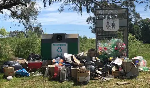 Desperdicios frente al río