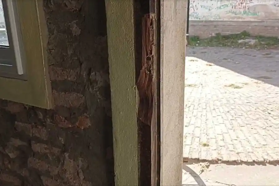 Forzaron un candado y robaron rosarios, anillos y algo de dinero en una santería parroquial